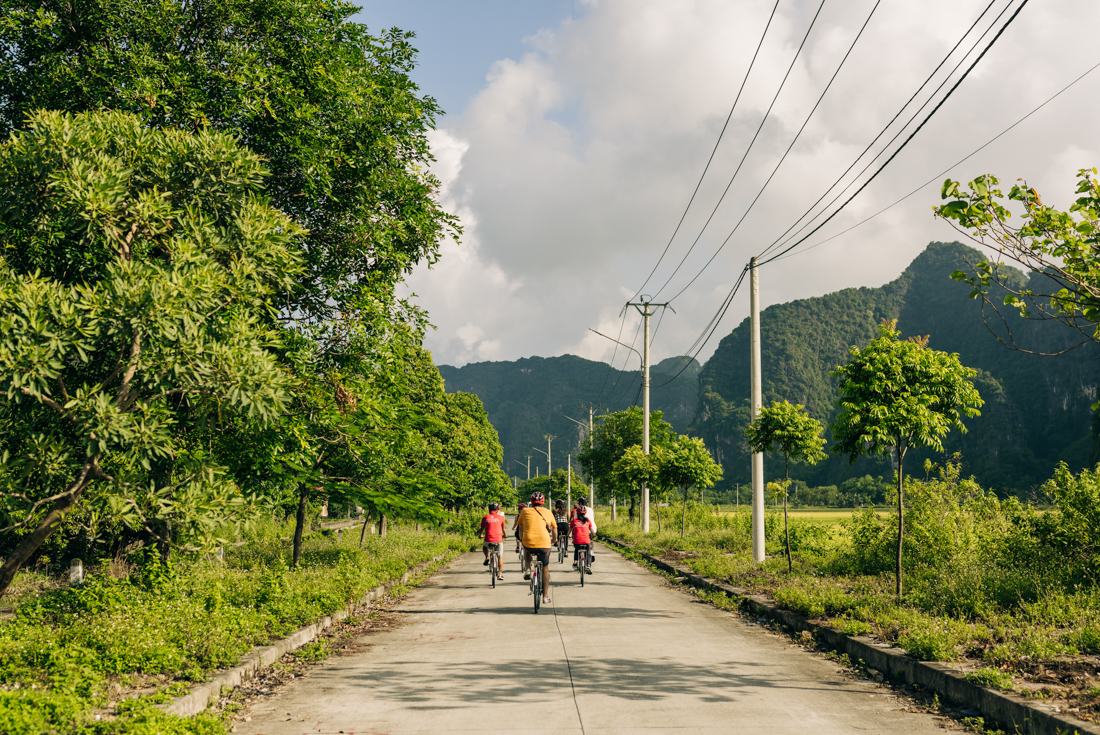 Cycling tour of the Ninh Binh countryside with family in Vietnam