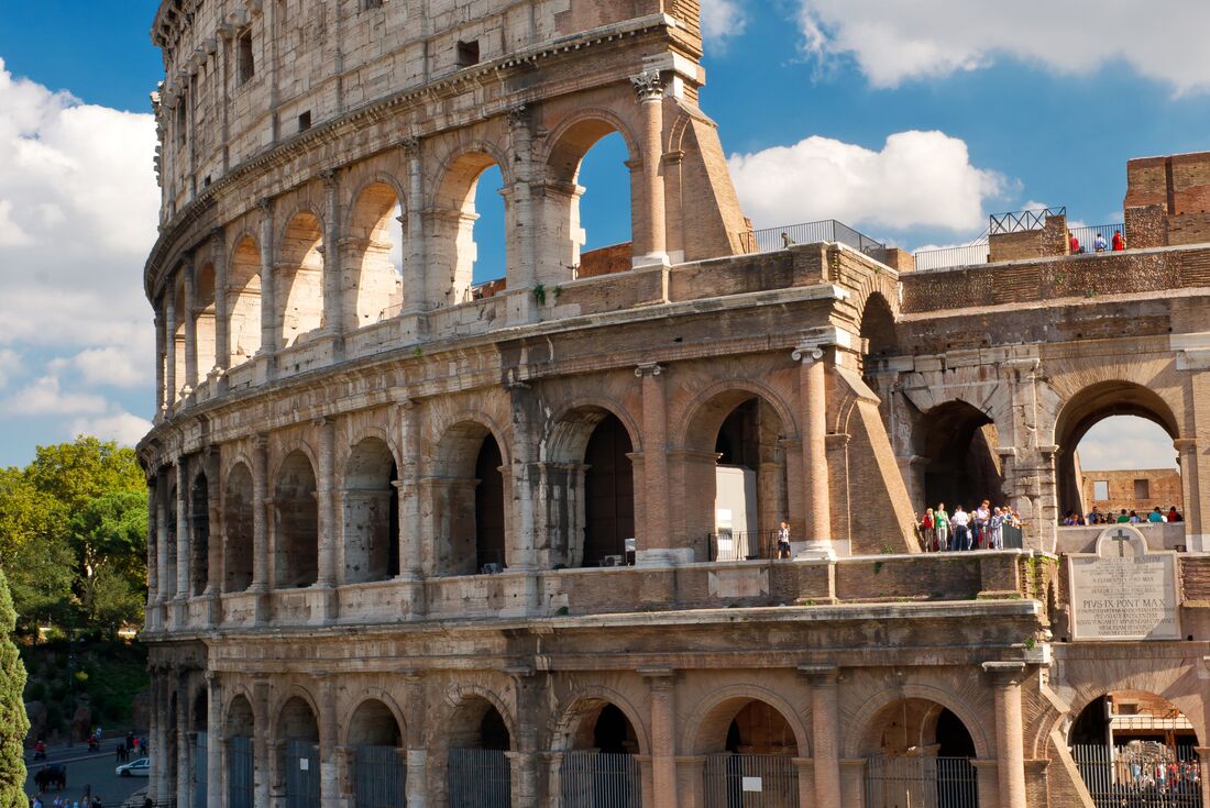 italy_rome_colosseum_vertical