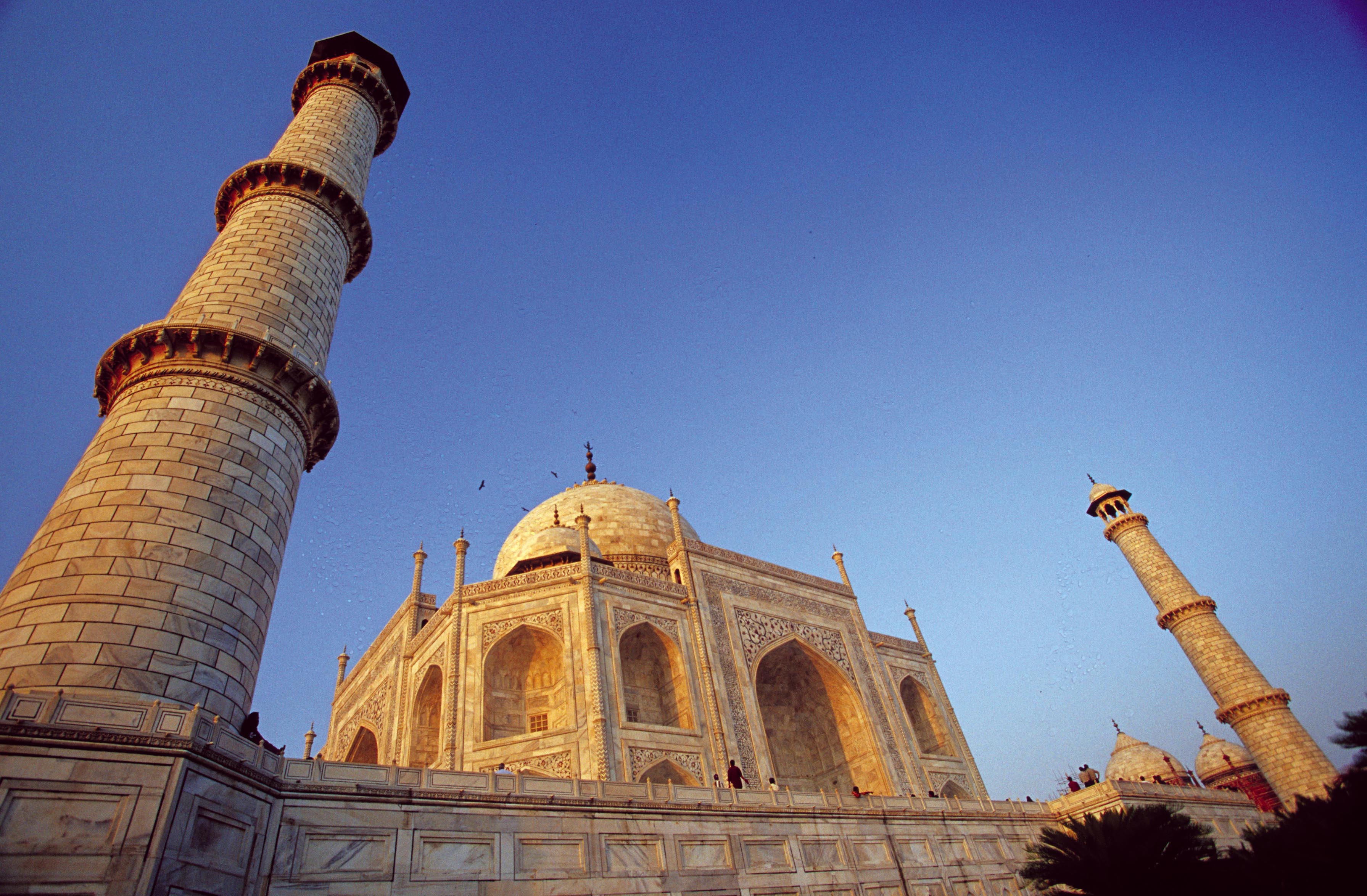 Morning_at_Taj_Mahal-SW.jpg