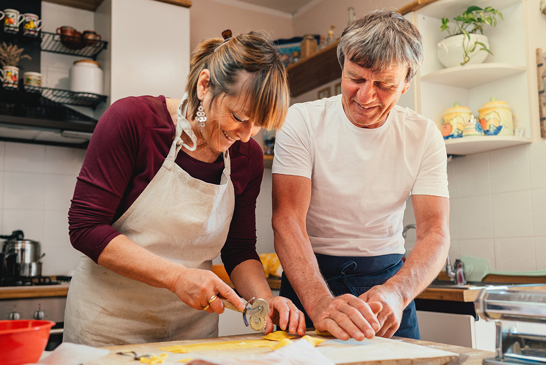 Pasta cooking couple