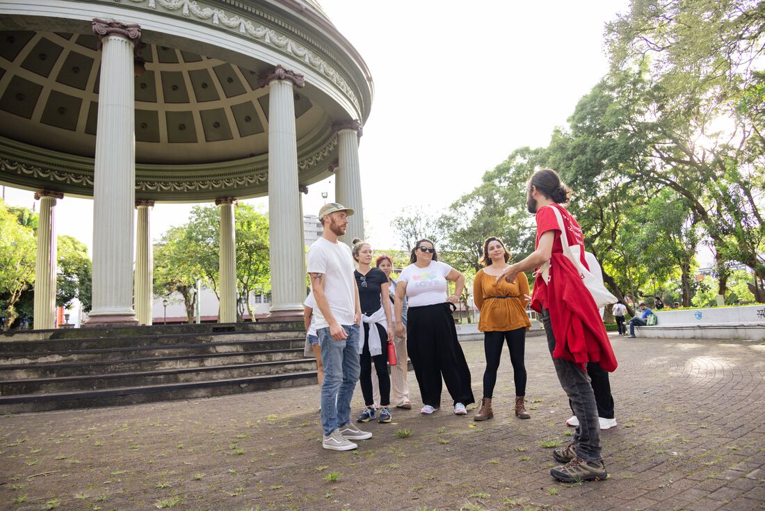 Leader talking to travellers in front of Templo de la Musica in San José, Costa Rica